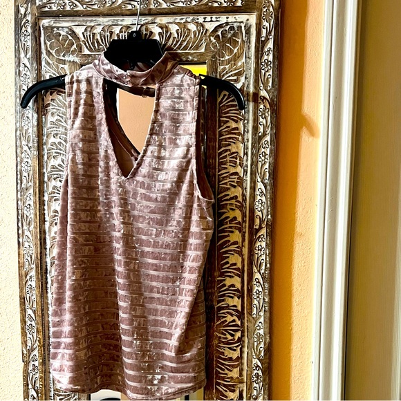 I.N. SAN FRANCISCO PINK VELVET SLEEVELESS BLOUSE IN SIZE SMALL. - Picture 2 of 3
